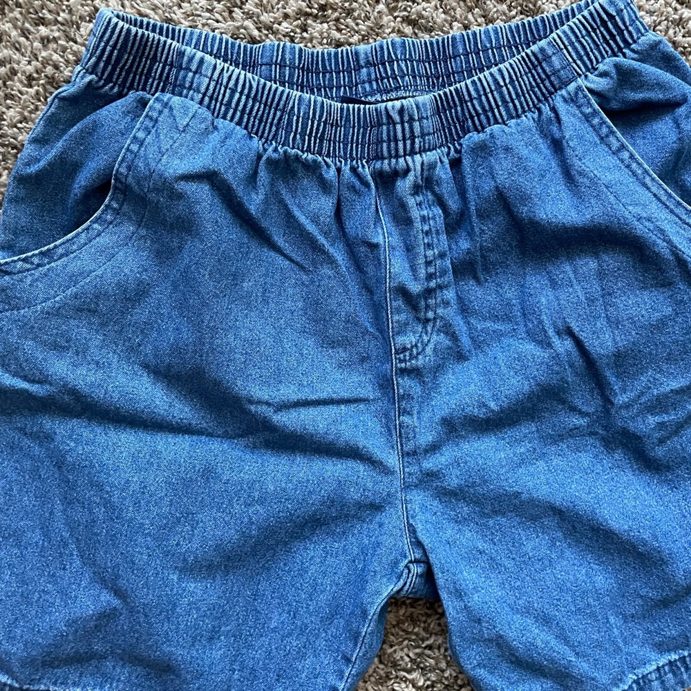 Thin jean shorts